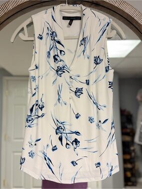 White House Black Market Blue Floral Sleeveless Blouse - White/Blue XS WHBM
